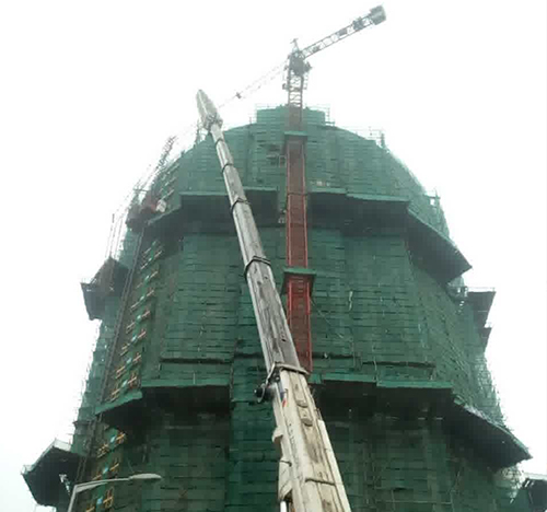 乐都吊车在工地上作业